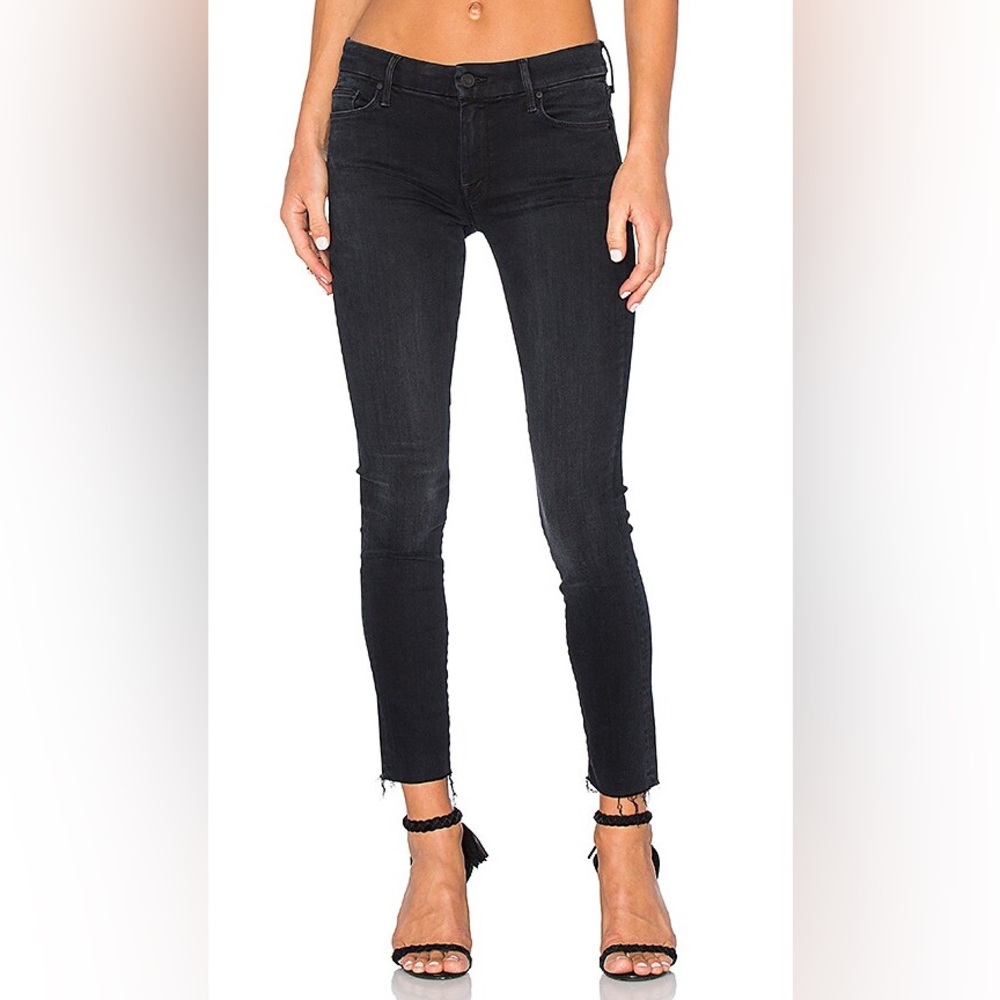 MOTHER High Waisted Looker Ankle Fray Jeans in Blackbird 28